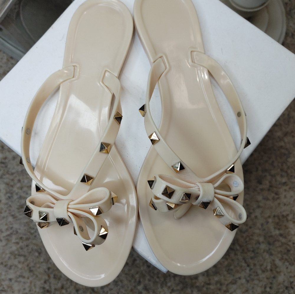 STEVE MADDEN ROCKSTUD BOW JELLY SANDALS FLATS, NUDE 42
